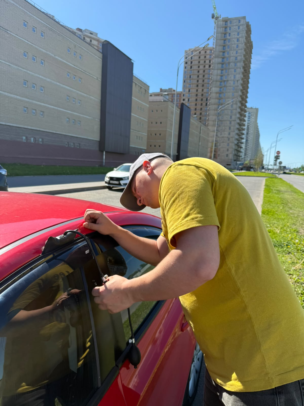 Аварийное вскрытие автомобиля мастером в Новосаратовке 